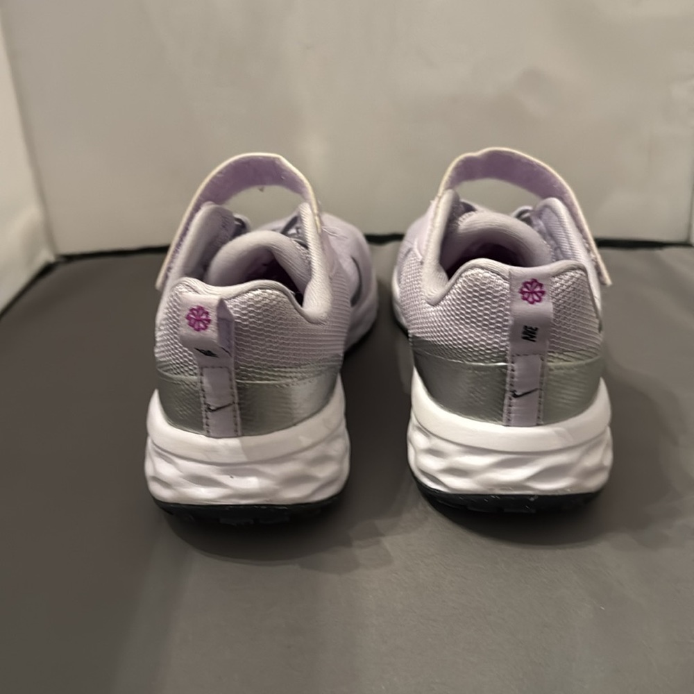 Nike Kids' Light‎ Purple Sneakers size 1Y - Picture 3 of 6